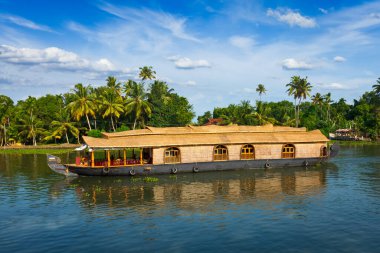 Kerala 'nın turizm merkezi - Kerala' nın durgun sularında turistik yüzen ev. Kerala, Hindistan