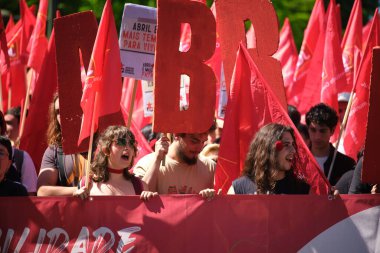 Lizbon, Portekiz - 25 Nisan 2023: Karanfil Devrimi 'nin yıldönümü diğer adıyla 25 Nisan Devrimi Gösteri Yürüyüşü