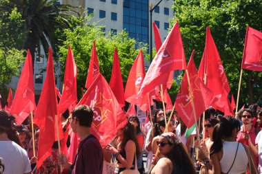 Lizbon, Portekiz - 25 Nisan 2023: Karanfil Devrimi 'nin yıldönümü diğer adıyla 25 Nisan Devrimi Gösteri Yürüyüşü