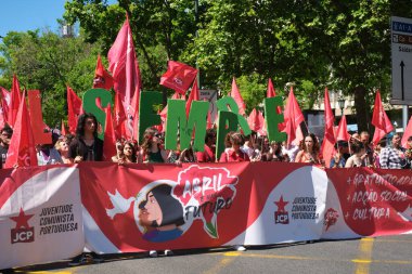 Lizbon, Portekiz - 25 Nisan 2023: Karanfil Devrimi 'nin yıldönümü diğer adıyla 25 Nisan Devrimi Gösteri Yürüyüşü