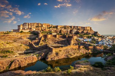 Mehrangarh Kalesi ve Padasar Talab ve Ranisar Talab gölleri gün batımında, Jodhpur, Rajasthan, Hindistan