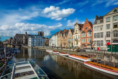 Belçika Ortaçağ Avrupa şehri kasaba arka kanal ile seyahat. koperlei street, Gent, Belçika