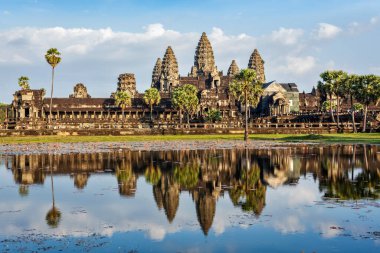Ünlü Kamboçya simgesi ve Angkor Wat 'ın turistik cazibesi suya yansıyor. Kamboçya, Siem Reap