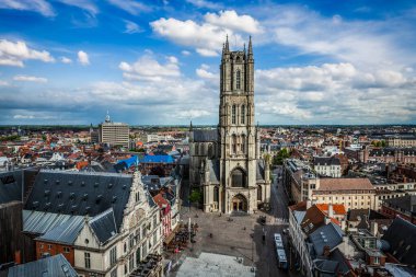 Saint Bavo Katedrali Sint-Baafskathedraal ve Sint-Baafsplein, çan kulesinden hava manzaralı. Gent, Belçika