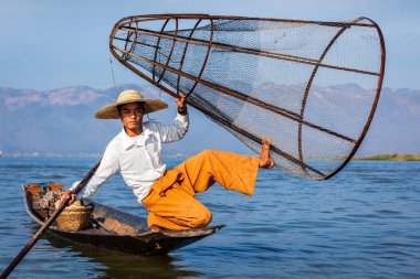 Myanmar seyahat cazibe landmark - Balık ağı Inle Gölü Myanmar için kendi kendine özgü bir ünlü ile geleneksel Birmanya fisherman tarzı kürek uzun bacaklı