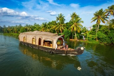 Kerala 'nın turizm merkezi - Kerala' nın durgun sularında turistik yüzen ev. Kerala, Hindistan