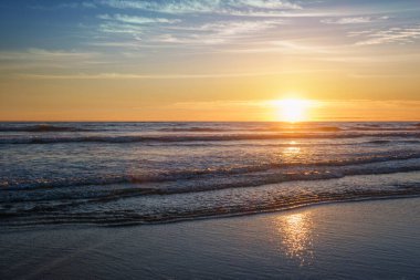 Fonte da Telha sahilinde dalgalanan dalgalarla Atlantik Okyanusu 'nun batışı, Costa da Caparica, Portekiz