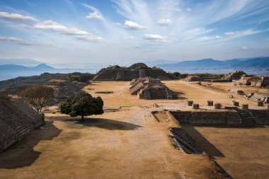 Meksika 'daki Monte Alban platosundaki antik uygarlık harabeleri