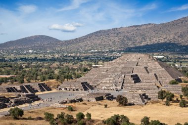 Ünlü Meksika turistik merkezi Ay Piramidi, Güneş Piramidi 'nden manzara. Teotihuacan, Meksika
