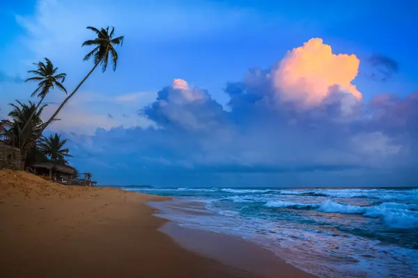 Romantikus Kilátás Napnyugtára Trópusi Strandon Hikkaduwa Srí Lanka — Stock Fotó