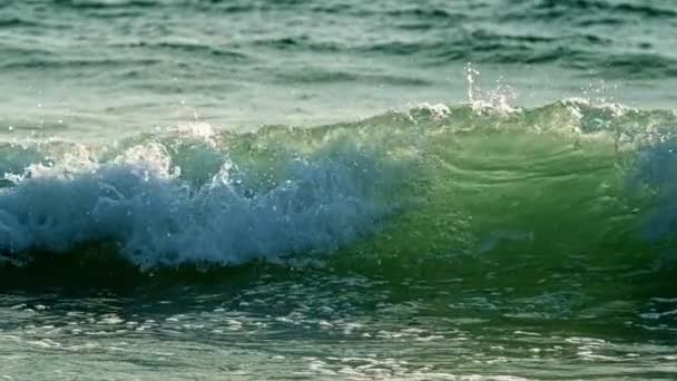 日落时的海浪被阳光照得反光 Fonte Telha Costa Caparica 葡萄牙 慢动作 — 图库视频影像