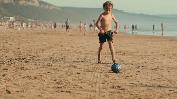 Menino Divertindo Jogando Correndo Com Bola Praia Oceano Atlântico Praia — Vídeo de Stock