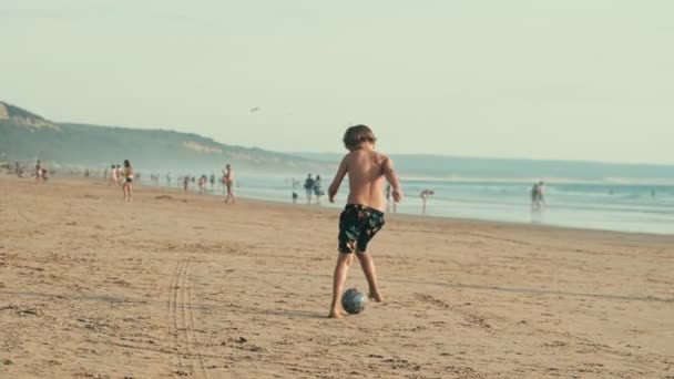 男孩在大西洋的海滩上玩球玩得很开心 Fonta Telha海滩 葡萄牙 Costa Caparica — 图库视频影像