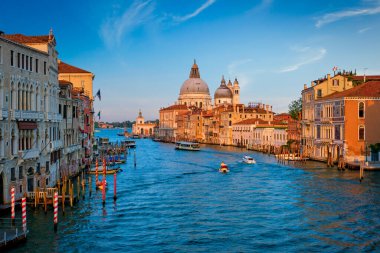 Ponte dellaccademia köprüsünden gün batımında tekneler ve Santa Maria della Salute kilise ile Venedik Grand Canal Panoraması. Venedik, İtalya