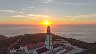 Atlantik Okyanusu 'ndaki Cabo Espichel Burnu' ndaki deniz fenerinin günbatımında görüntüsü. Sesimbra, Portekiz. Yaya yatağı yatay atış