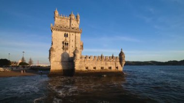 Belem Kulesi veya St. Vincent Kulesi - Lisboa 'nın ünlü turizm merkezi - gün batımında Tagus Nehri Tejo kıyısında. Lizbon, Portekiz