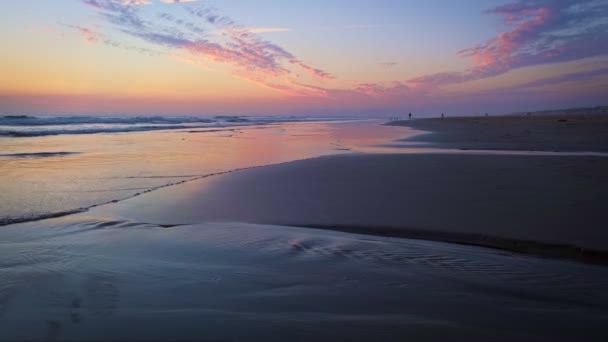 葡萄牙科斯塔达卡帕里卡Fonte Telha海滩日落后海浪汹涌的大西洋 — 图库视频影像