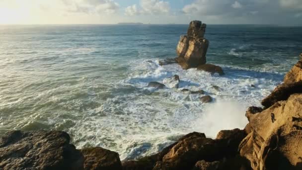 Cabo Carvoeiro Peniche Portekiz Gün Batımında Okyanus Kıyısındaki Kayalık — Stok video
