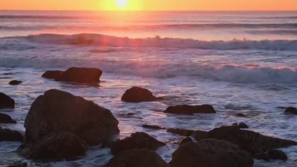 Puesta Sol Del Océano Atlántico Con Olas Rocas Siluetas Surfistas — Vídeo de stock