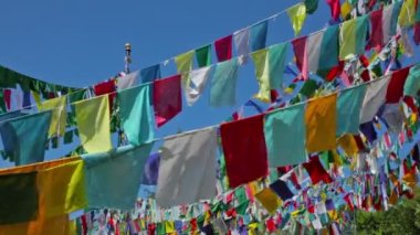 Budist duası, Tsuglagkhang kompleksi etrafındaki Kora 'da akciğerlere (rüzgar atları) karşı. McLeod Ganj, Himachal Pradesh, Hindistan