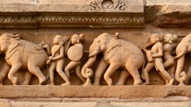 Khajuraho, Hindistan 'da Lakshmana Tapınağı' nda taş oymacılığı. Unesco Dünya Mirası Yardım Panoraması, Lakshmana Tapınağı, Khajuraho, Hindistan. Unesco Dünya Mirası Sitesi