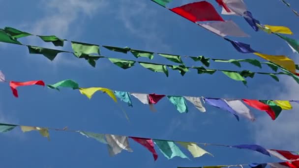Boeddhistische Gebedsvlaggen Lungta Windpaarden Tegen Hemel Kora Rond Tsuglagkhang Complex — Stockvideo