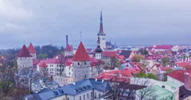 Tallinn Ortaçağ Eski Kasabası 'nın hava manzarasının akşama geçmesine az bir süre kala Estonya