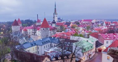 Tallinn Ortaçağ Eski Kasabası 'nın hava manzarasının akşama geçmesine az bir süre kala, Estonya
