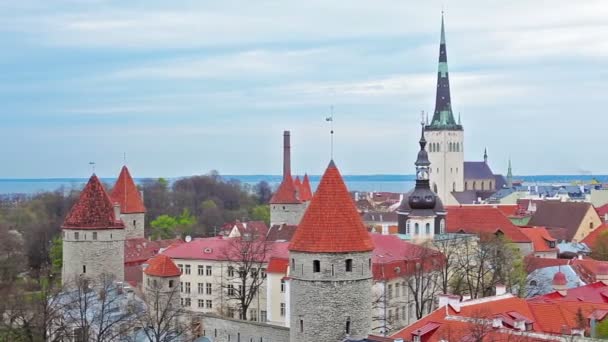 Luchtfoto Van Tallinn Middeleeuwse Oude Binnenstad Met Bewolkte Lucht Estland — Stockvideo