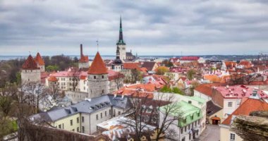 Tallinn Ortaçağ Eski Kasabası 'nın bulutlu gökyüzü ve Estonya' nın 4k. Hızlandırılmış hava görüntüsü