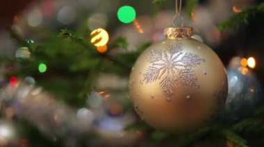 Noel kutlaması tatili arkaplanı - Noel ağacı süslemesi süslenmiş noel ağacına işlenmiş bulanık ışıklar bokeh ve kopyalanmış boşluklar
