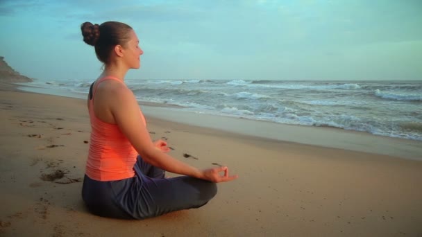 Женщина Занимающаяся Йогой Медитирующая Расслабляющая Padmasana Lotus Pose Подбородком Мудры — стоковое видео