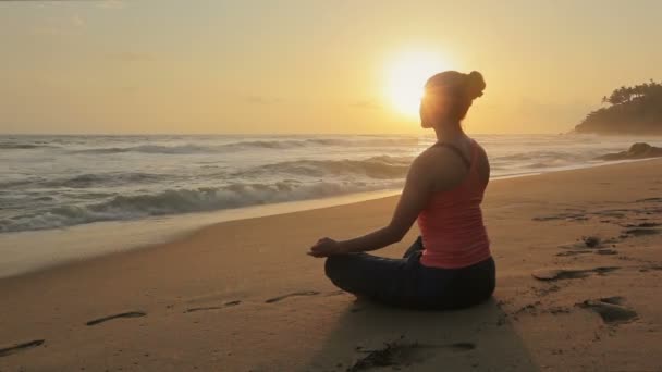 做瑜伽的女人 日落时带着下巴泥在热带海滩上冥想和放松 — 图库视频影像