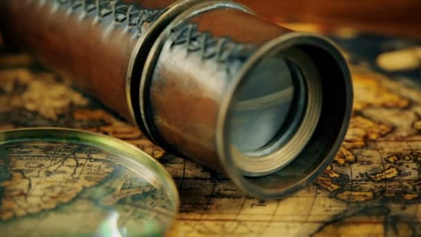 旅游地理导航的概念仍然存在 古老的复古罗盘与日晷 望远镜和放大镜在古代世界地图上 — 图库视频影像