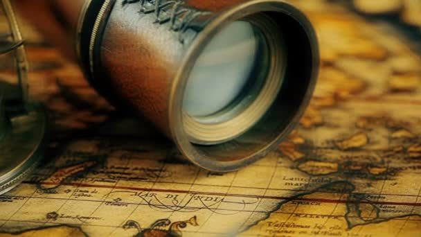 旅游地理导航的概念仍然存在 古老的复古罗盘与日晷 望远镜和放大镜在古代世界地图上 — 图库视频影像