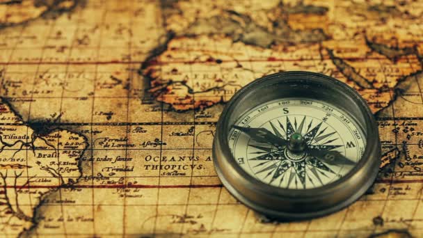 Reisegeographie Navigationskonzept Stillleben Alter Retro Kompass Auf Antiken Weltkarten — Stockvideo