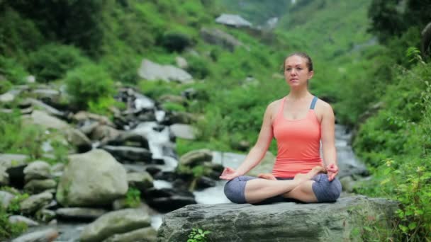 Joven Mujer Forma Deportiva Haciendo Yoga Meditando Padmasana Lotus Pose — Vídeo de stock