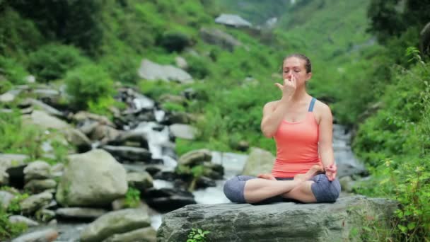 Ung Sporty Fit Kvinde Gør Pranayama Yoga Åndedrætskontrol Padmasana Lotus – Stock-video