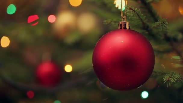 Weihnachtsfeier Feiertag Hintergrund Christbaumschmuck Christbaumkugel Auf Geschmücktem Weihnachtsbaum Mit Defokussierten — Stockvideo