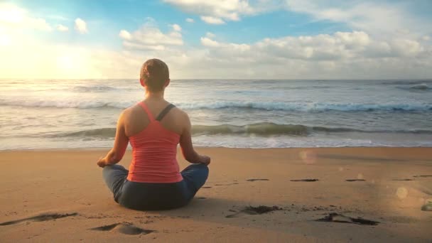 女性のヨガ 瞑想と熱帯のビーチの屋外であごムードラ Padmasana 蓮のポーズでリラックス — ストック動画