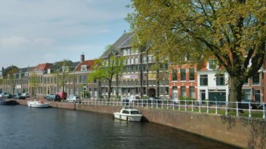 Kanaldaki tekne ve evler. Harlem, Hollanda