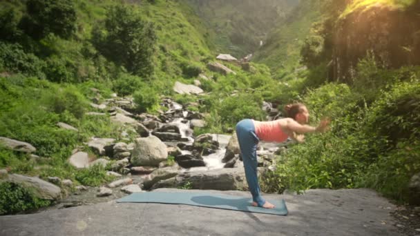 Frau Macht Yoga Sonnengruß Surya Namaskar Asana Sequenz Freien Tropischen — Stockvideo