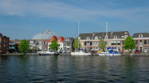 スパニャン川のボートや家屋 ハーレム オランダ パンニングの動きを使って — ストック動画