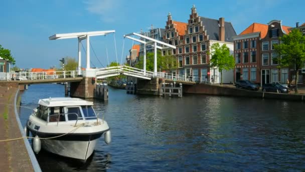 スパニャン川には ボートを搭載したグラベストネンブリッジがあります ハーレム オランダ — ストック動画