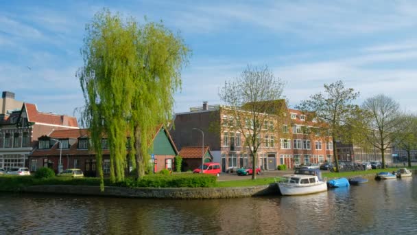 運河やボートのボートや家屋 ハーレム オランダ — ストック動画