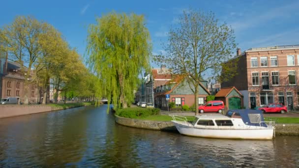 Boote Und Häuser Kanälen Und Festgemachten Booten Harlem Niederlande — Stockvideo