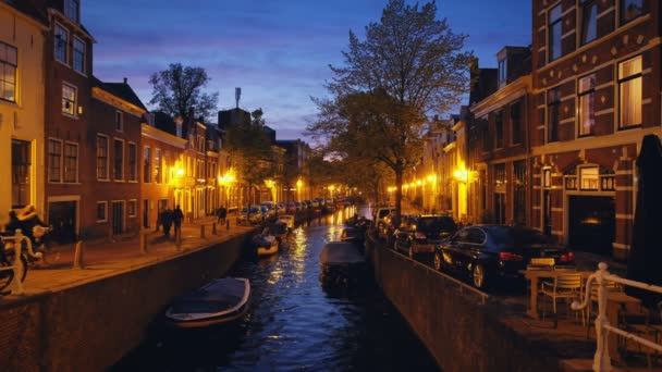Kanal Mit Booten Und Abends Beleuchteten Häusern Haarlem Niederland — Stockvideo