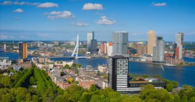 Rotterdam şehri ve Erasmus Köprüsü 'nün Euromast zaman çizgisinden Nieuwe Maas nehri üzerindeki manzarası