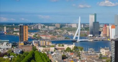 Rotterdam şehri ve Erasmus Köprüsü 'nün Euromast zaman diliminden Nieuwe Maas nehri üzerindeki görüntüsü. Uzaklaştırma hareketi