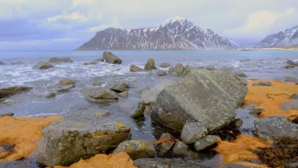 Ondas Mar Norueguês Esmagando Costa Rochosa Fiorde Skagsanden Beach Flakstad — Vídeo de Stock